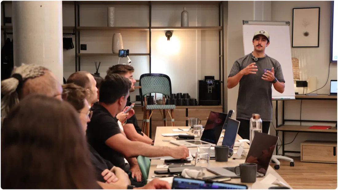 Kevin Lage, formateur Big Wave, lors d'une intervention devant un groupe